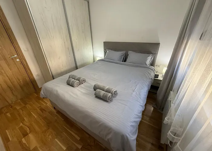 Min Lux & * زلاتيبور